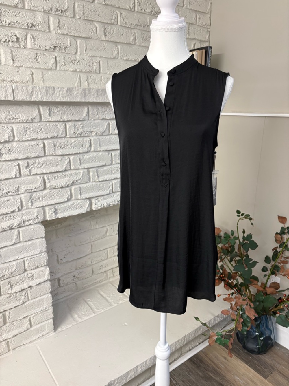 NWT-Vince Camuto Black Sleeveless MandarinCollar Tunic Blouse Size XSmall